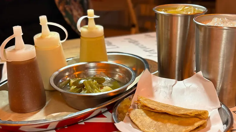 Aguas frescas y un taco de canasta de pato para empezar